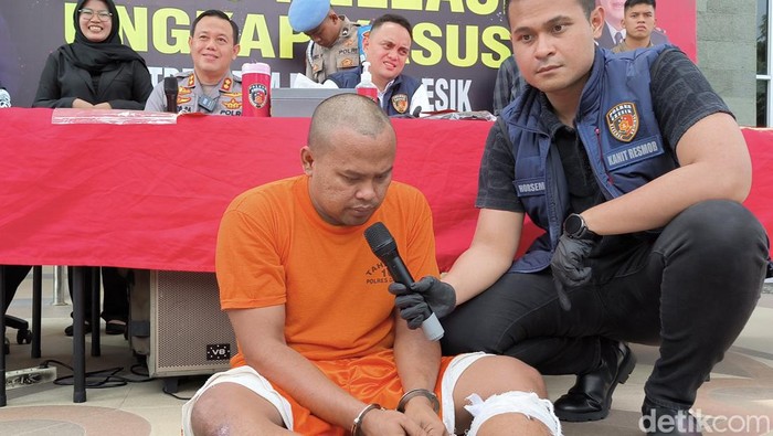 Azis, pelaku curanmor di Gresik saat mengakui aksinya di hadapan awak media