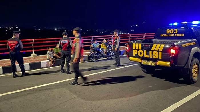 Petugas gabungan Polres Klungkung mendapati sejumlah anak muda yang bersiap untuk balapan liar kumpul di area Pusat Kebudayaan Bali Klungkung, Rabu (15/11/2023).