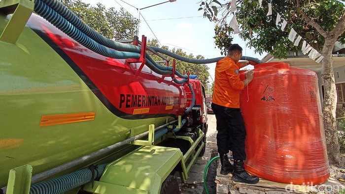 Bantuan Air Bersih di Kota Blitar BPBD Jawa Timur melakukan dropping air bersih di Kelurahan Sentul Kecamatan Kepanjenkidul Kota Blitar.