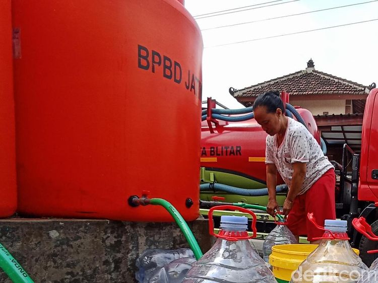 Potret Warga Kota Blitar Antre  Air Bersih