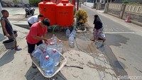 Sejak pukul 09.30 WIB, warga di lingkungan Jatimalang mengantri mendapatkan air bersih dengan menggunkan galon bekas. Mereka menggunakan untuk keperluan memasak, mencuci hingga mandi.