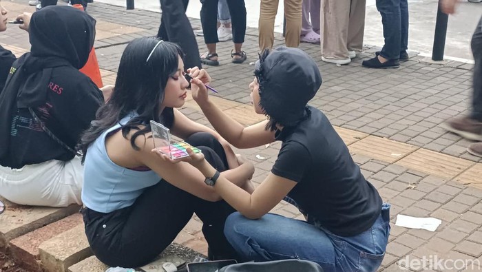 Baru 5 Jam, Wanita Ini Raup Rp 1 Juta dari Jasa Make Up di Konser Coldplay