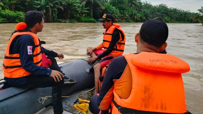 Basarnas saat melakukan pencarian pemuda kembar di Batu Bara. (Foto: Dok. Basarnas Medan).