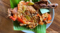  Menu andalannya adalah Bebek Belur (Rp 34.240). Nama belur sendiri berasal dari penyajian bebek goreng yang dipenyet sehingga tampilannya ‘babak belur’. Foto: detikFood