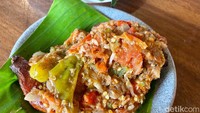 Begitu juga dengan Ayam Kota Belur Dada (Rp 20.420), tampilannya sekilas mirip dengan Bebek Belur tapi ini bisa jadi alternatif lauk yang lebih murah dari bebek. Foto: detikFood