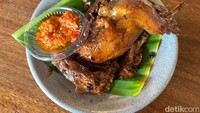 Waktunya mencoba menu Bebek Bakar Madu (Rp 35.050) yang tak kalah favorit di sini. Potongan bebek bisa pilih mau dada atau paha sesuai selera. Foto: detikFood