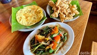 Ada menu pelengkap lainnya seperti Seperti Tumis Kangkung Teri (Rp 13.000) dan Jamur Crispy (Rp 11.410) yang porsinya royal meski harganya terjangkau. Foto: detikFood