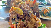 Tekstur daging bebeknya empuk dan tidak ada aroma amis sama sekali. Bumbu ungkepannya meresap hingga ke bagian dalam daging bebek.  Foto: detikFood
