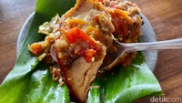 Jika rasa Bebek Belur sedikit manis, berbeda dengan Ayam Belur yang rasanya lebih kuat gurihnya ditambah dengan sambal rawit segar menyengat. Foto: detikFood