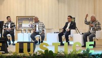 Penulis Jean Calvijn Simanjuntak (dari kiri) didampingi Guru Besar Fakultas Hukum Universitas Gadjah Mada (UGM) Prof. Marcus Priyo Gunarto, Dosen Program Studi Hukum Universitas Pelita Harapan (UPH) Prof. Jamin Ginting, dan Dosen Fakultas Hukum Universitas Mataram (Unram) Hayyan Ul Haq memberikan pemaparan dalam bedah buku Restorative Justice, Metamorfosa Kearifan Lokal Indonesia di Tangerang, Banten, Rabu (15/11/2023). 