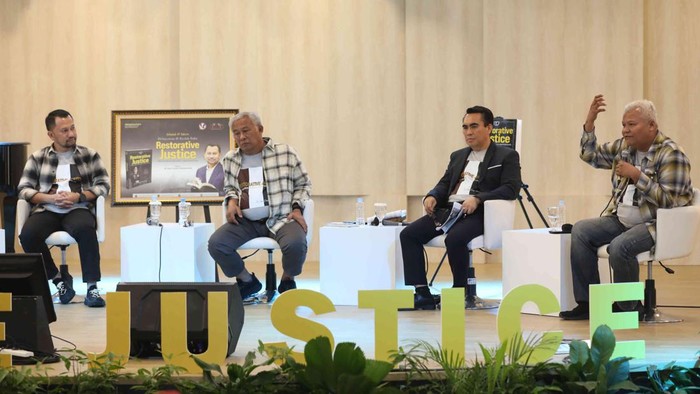 Bedah Buku Restorative Justice, Metamorfosa Kearifan Lokal Indonesia Penulis Jean Calvijn Simanjuntak (dari kiri) didampingi Guru Besar Fakultas Hukum Universitas Gadjah Mada (UGM) Prof. Marcus Priyo Gunarto, Dosen Program Studi Hukum Universitas Pelita Harapan (UPH) Prof. Jamin Ginting, dan Dosen Fakultas Hukum Universitas Mataram (Unram) Hayyan Ul Haq memberikan pemaparan dalam bedah buku Restorative Justice, Metamorfosa Kearifan Lokal Indonesia di Tangerang, Banten, Rabu (15/11/2023).