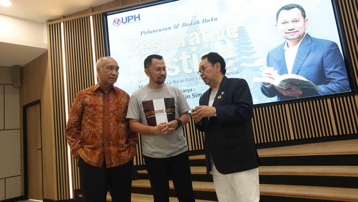 Penulis Jean Calvijn Simanjuntak (dari kiri) didampingi Guru Besar Fakultas Hukum Universitas Gadjah Mada (UGM) Prof. Marcus Priyo Gunarto, Dosen Program Studi Hukum Universitas Pelita Harapan (UPH) Prof. Jamin Ginting, dan Dosen Fakultas Hukum Universitas Mataram (Unram) Hayyan Ul Haq memberikan pemaparan dalam bedah buku Restorative Justice, Metamorfosa Kearifan Lokal Indonesia di Tangerang, Banten, Rabu (15/11/2023).