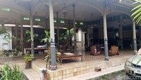 Sebenarnya toko buku ini termasuk dalam kawasan museum yang memamerkan koleksi-koleksi peradaban Jawa seperti perhiasan, lukisan, hingga alat masak yang dikumpulkan secara pribadi oleh pemiliknya. Untuk melihat koleksi museum lebih lengkap di bagian dalamnya, traveler harus membayar biaya masuk sebesar Rp 50 ribu yang sudah termasuk dengan welcome drink.  