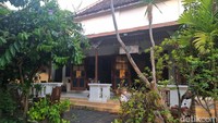 Selain itu kawasan ini juga memiliki penginapan di bagian dalamnya dan sebuah kafe yang bisa traveler jadikan tempat untuk membaca buku yang sudah dibeli di Toko Buku Natan. Kawasan museum sudah lebih dulu ada sekitar 10 tahun dibandingkan dengan toko buku yang baru dibuka 4 tahun ini.  