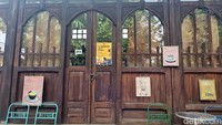 Traveler akan dapat melihat berbagai macam buku yang dijual di sini. Ada buku berbahasa Inggris dan Indonesia, ada pula novel-novel Indonesia yang telah diterjemahkan ke bahasa Inggris yang biasanya dibeli oleh turis asing.   