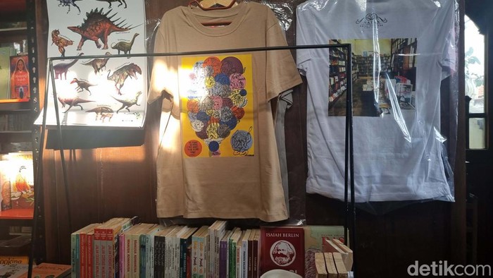 Di dalam kawasan bernama nDalem Natan Royal Heritage, Yogyakarta, ada sebuah toko buku dengan nuansa vintage yang nyaman. Yuk kita lihat.