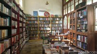 Para pecinta buku pasti akan betah berlama-lama di destinasi satu ini. Lokasinya ada di Kotagede, tepatnya di Jalan Mondorakan No.5, Prenggan, Kecamatan Kotagede, Kota Yogyakarta. Di dalam kawasan bernama nDalem Natan Royal Heritage, ada sebuah toko buku dengan nuansa vintage yang nyaman.  