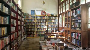 Betah Berlama-lama di Toko Buku Vintage nDalem Natan Royal Heritage