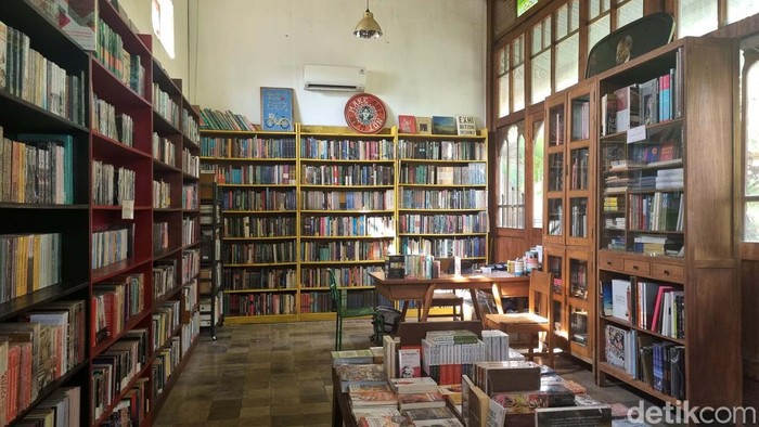 Betah Berlama-lama di Toko Buku Vintage nDalem Natan Royal Heritage Di dalam kawasan bernama nDalem Natan Royal Heritage, Yogyakarta, ada sebuah toko buku dengan nuansa vintage yang nyaman. Yuk kita lihat.