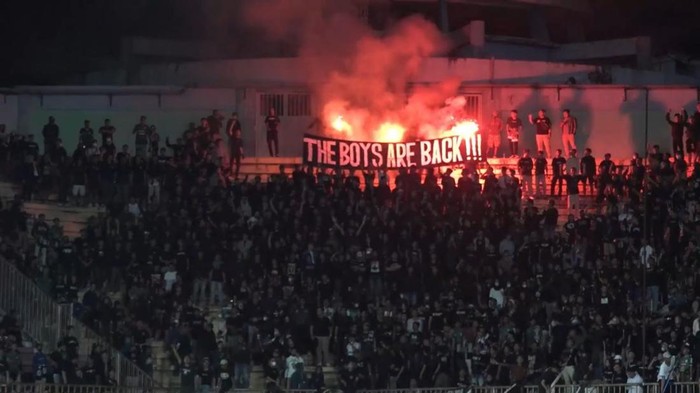 Brigata Curva Sud saat menyaksikan laga PSS Sleman.