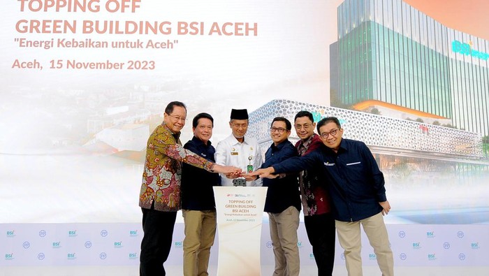 Dari ki-ka: Direktur Penjualan & Distribusi BSI Anton Sukarna, Ketua DPS BSI Dr. KH. Hasanudin, M.Ag, Direktur Utama BSI Hery Gunardi, Komisaris Utama BSI Muliaman D Hadad, Direktur Kepatuhan & SDM BSI Tribuana Tunggadewi, dan Wakil Komisaris Utama BSI Adiwarman Karim saat menunjuk maket Green Building BSI Aceh bersama pada acara prosesi Topping Off di Banda Aceh, Rabu (15/11/2023).