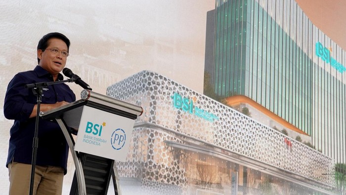BSI Rampungkan Konstruksi Gedung Landmark di Aceh Dari ki-ka: Direktur Penjualan & Distribusi BSI Anton Sukarna, Ketua DPS BSI Dr. KH. Hasanudin, M.Ag, Direktur Utama BSI Hery Gunardi, Komisaris Utama BSI Muliaman D Hadad, Direktur Kepatuhan & SDM BSI Tribuana Tunggadewi, dan Wakil Komisaris Utama BSI Adiwarman Karim saat menunjuk maket Green Building BSI Aceh bersama pada acara prosesi Topping Off di Banda Aceh, Rabu (15/11/2023).