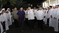 Kedatangan Dirut BSI Hery Gunardi disambut oleh Pimpinan YLPI Mahyal Ulum Al-Aziziyah Tengku H Faisal Ali, Selasa (14/11/2023).