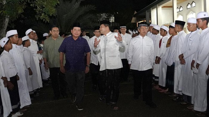 BSI Serahkan Bantuan Fasilitas Sanitasi ke YLPI Mahyal Ulul Al Aziziyah PT Bank Syariah Indonesia Tbk memberikan bantuan pembangunan fasilitas sanitasi ke YLPI Dayah Mahyal Ulum Al Aziziyah di Aceh. Bantuan diserahkan oleh Dirut BSI Hery Gunardi.