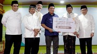 Dirut BSI Hery Gunardi didampingi Direktur Penjualan & Distribusi Anton Sukarna, Ketua DPS BSI Hasanudin, Wakil Komisaris Utama BSI Adiwarman Karim, Komisaris Utama BSI Muliaman Hadad menyerahkan secara simbolis bantuan pembangunan fasilitas sanitasi kepada Pimpinan YLPI Mahyal Ulum Al-Aziziyah Tengku H Faisal Ali.