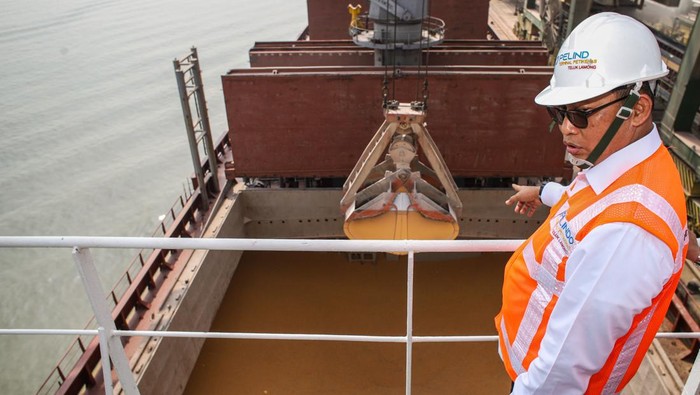 Bulog impor 500 ribu ton jagung pakan Dirut Perum Bulog Budi Waseso meninjau aktivitas bongkar muat jagung pakan impor di Pelabuhan Terminal Teluk Lamong, Surabaya, Jawa Timur, Rabu (15/11/2023). Pemerintah melalui Badan Pangan Nasional menugaskan Perum Bulog untuk mengimpor jagung pakan sebanyak 500 ribu ton secara bertahap guna mengatasi defisit produksi pada kuartal IV 2023 serta menjaga stabilisasi harga jagung pakan di tingkat peternak. ANTARA FOTO/Rizal Hanafi/nym.