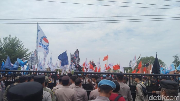 Buruh demo di depan kantor Bupati Majalengka.
