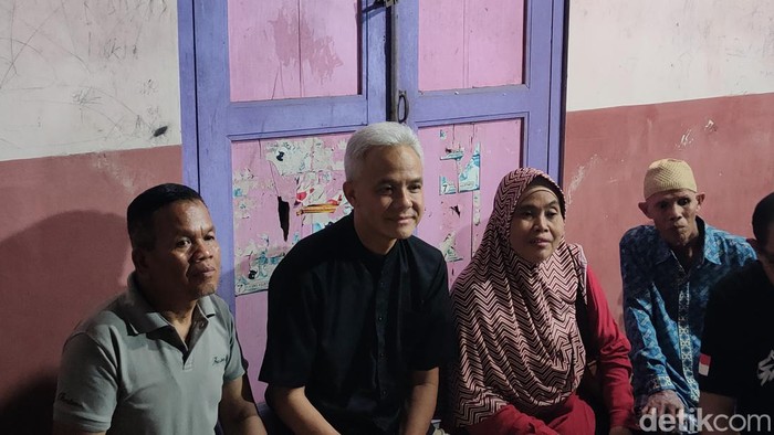 Ganjar Pranowo saat menyambangi Kampung Ganjar di Dusun Jimatan, Kalurahan Jatirejo, Kapanewon Lendah, Kulon Progo, Daerah Istimewa Yogyakarta (DIY), Rabu (15/11/2023)