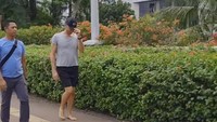 Salah seorang warganet pemilik akun @liacamel juga sempat bertemu dengan Chris Martin di jalanan sekitar kawasan Sudirman, Jakarta Pusat. Foto: dok. Instagram @liacamel
