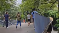 Chris Martin sempat menurunkan topinya saat disapa. Meski begitu dia terlihat santai jalan-jalan di Jakarta. Foto: dok. Instagram @liacamel