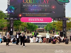 Ramai-ramai Orang Naik Kereta ke Jakarta Demi Nonton Coldplay