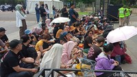 Mereka rela datang dari jam 6 pagi untuk bisa mendapatkan tempat paling depan. Foto: Ahsan/detikhot
