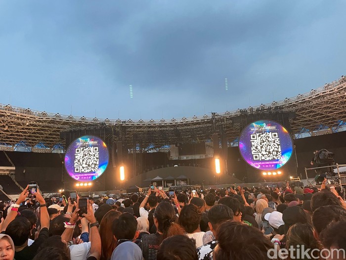 Suasana jelang konser Music Of The Spheres Coldplay di Stadion Utama Gelora Bung Karno, Rabu (15/11/2023).