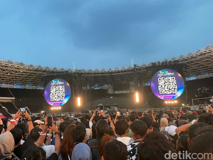 Suasana jelang konser Music Of The Spheres Coldplay di Stadion Utama Gelora Bung Karno, Rabu (15/11/2023).
