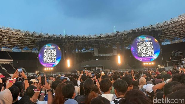 Suasana jelang konser Music Of The Spheres Coldplay di Stadion Utama Gelora Bung Karno, Rabu (15/11/2023).