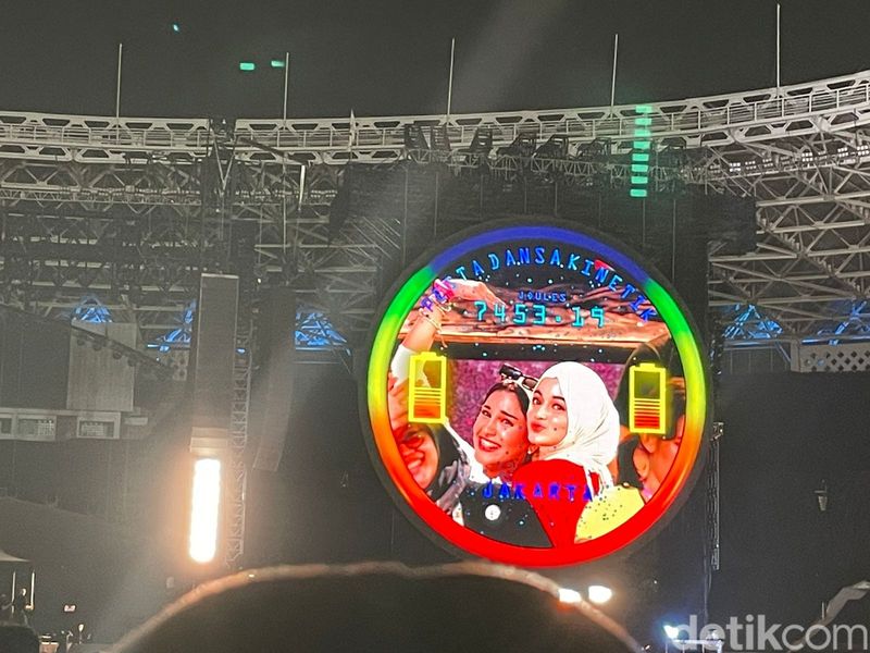Ekspresi fans yang mengayuh sepeda di konser Coldplay Jakarta saat disorot kamera. Konser Music Of The Spheres Coldplay di Stadion Utama Gelora Bung Karno, Rabu (15/11/2023).