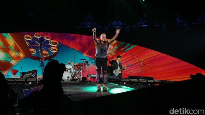 Penampilan Coldplay di konser Music of The Spheres yang digelar Rabu (15/11/2023) di Stadion Utama Gelora Bung Karno, Jakarta.
