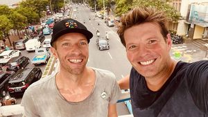 Selfie Chris Martin dengan Keringat Bercucuran, Nikmati Jakarta Sambil Nyeker