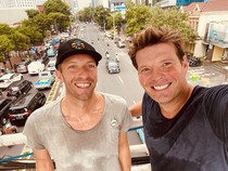 Selfie Chris Martin dengan Keringat Bercucuran, Nikmati Jakarta Sambil Nyeker