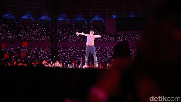 Penampilan Coldplay di konser Music of The Spheres yang digelar Rabu (15/11/2023) di Stadion Utama Gelora Bung Karno, Jakarta.