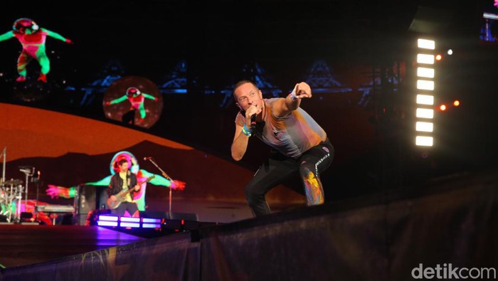 Penampilan Coldplay di konser Music of The Spheres yang digelar Rabu (15/11/2023) di Stadion Utama Gelora Bung Karno, Jakarta.