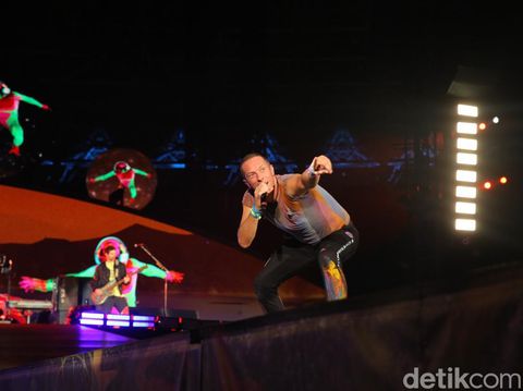 Penampilan Coldplay di konser Music of The Spheres yang digelar Rabu (15/11/2023) di Stadion Utama Gelora Bung Karno, Jakarta.