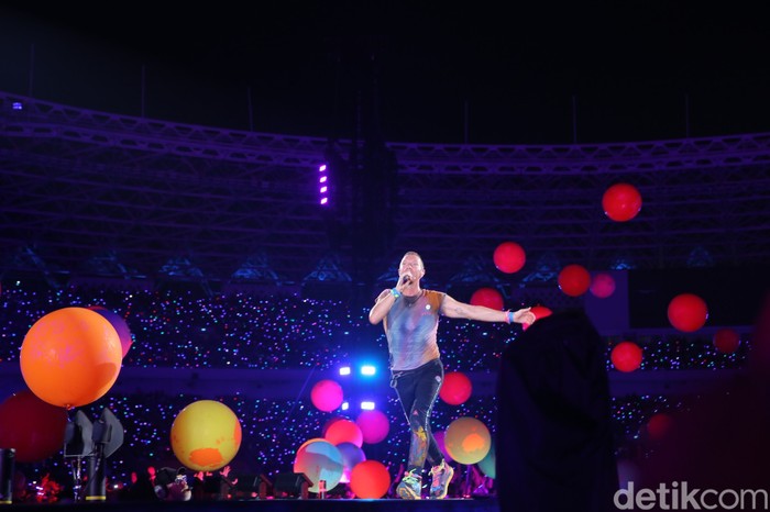 Penampilan Coldplay di konser Music of The Spheres yang digelar Rabu (15/11/2023) di Stadion Utama Gelora Bung Karno, Jakarta.