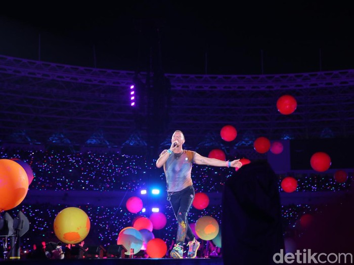 Penampilan Coldplay di konser Music of The Spheres yang digelar Rabu (15/11/2023) di Stadion Utama Gelora Bung Karno, Jakarta.