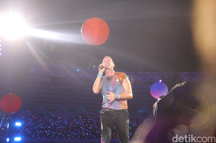 Penampilan Coldplay di konser Music of The Spheres yang digelar Rabu (15/11/2023) di Stadion Utama Gelora Bung Karno, Jakarta.