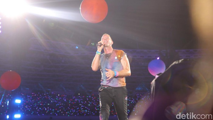 Penampilan Coldplay di konser Music of The Spheres yang digelar Rabu (15/11/2023) di Stadion Utama Gelora Bung Karno, Jakarta.